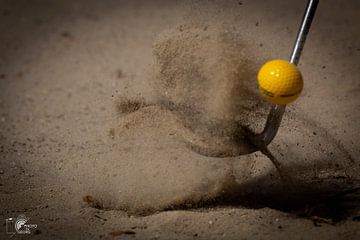 Golf ball striking by Georg van der Kleij