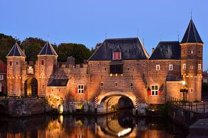 Koppelpoort in Amersfoort zu Beginn der blauen Stunde