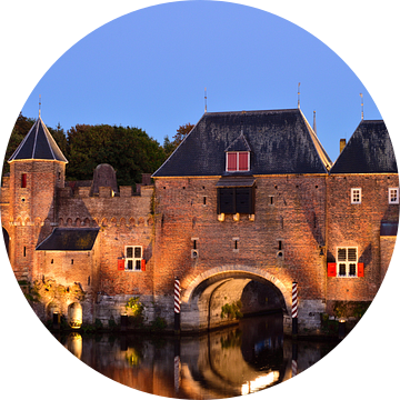 Koppelpoort in Amersfoort aan het begin van het blauwe uur