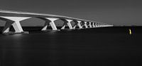 Zeelandbrug in zwart-wit, Nederland