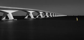 Zeelandbrug in zwart-wit, Nederland van Adelheid Smitt