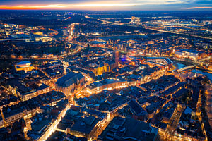 Zwolle bei Sonnenuntergang und blauer Stunde