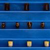 Blauwe rekken met potten honing bij Agios Ioannis Monastery op Kos van Steven Dijkshoorn