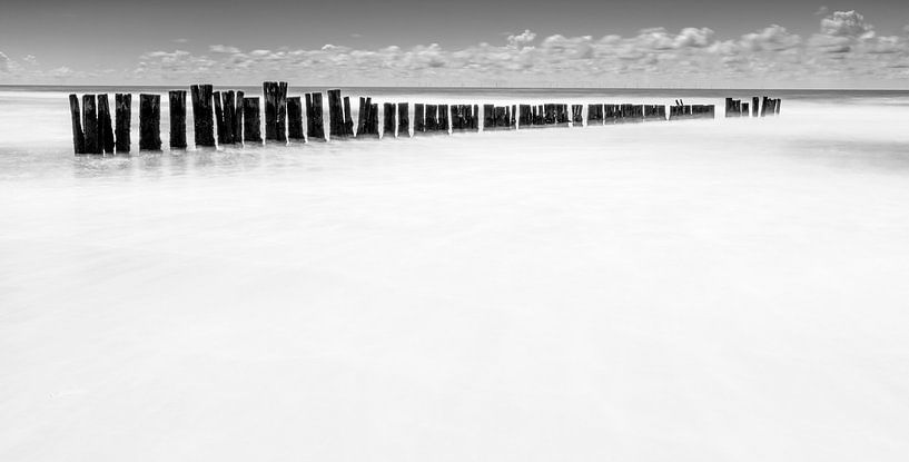 brise-lames dans la mer 4 par peterheinspictures