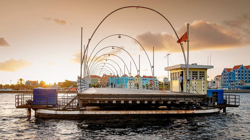 Curacao, Pontjesbrug Willemstad by Keesnan Dogger Fotografie