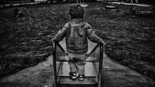 Glijbaan  eerste stap kind moed zwart wit