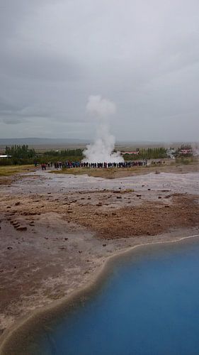 Strokkur geiser in het Geysir gebied, IJsland. 