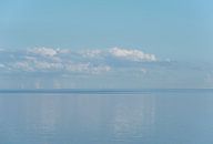 Ruderloses Blau am endlosen Horizont des Wattenmeeres von Margot van den Berg Miniaturansicht