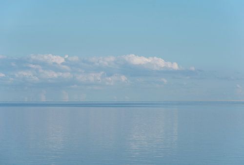 Rudderless blue on an endless horizon on the Wadden Sea