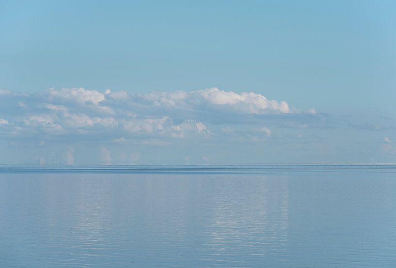 Ruderloses Blau am endlosen Horizont des Wattenmeeres von Margot van den Berg