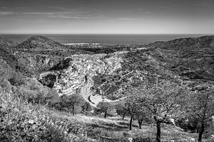 Bergdorf in Andalusien in schwarz-weiß