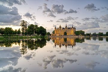 Schweriner Schloss am Morgen von Michael Valjak