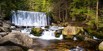 Wilde waterval in Karpacz in het Reuzengebergte 5