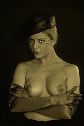 Girl with hat and gloves