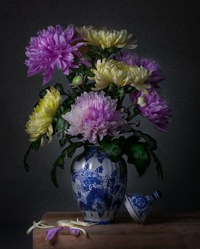 Delft blue vase with colourful flowers