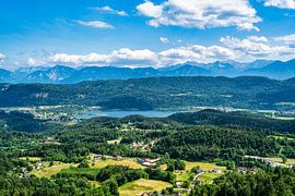 Ein Blick vom Pyramidenkogel-Aussichtsturm am Wörthersee von Andreas Völkel