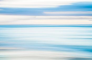 Langzeitbelichtung des Meeres in Dänemark auf der Insel Møn - abstrakte Natur- und Reisefotografie