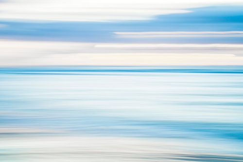 Long exposure van de oceaan in Denemarken op het eiland Møn  - abstract natuur en reisfotografie van Christa Stroo fotografie