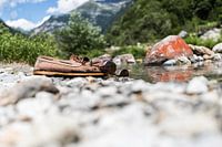 Bootsschuhe am Rande der Strömung