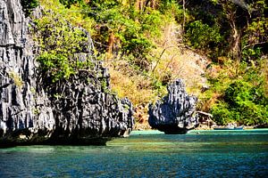 Traumhafte Lagune in Coron: Felsen und klares Wasser