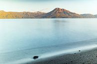 Lake Shikotsu, vulkanisch bergmeer, en Mount Eniwa in Japan van Hidde Hageman thumbnail