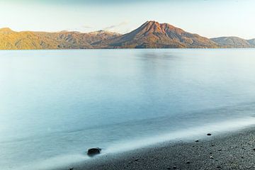 Lac Shikotsu, lac de montagne volcanique et Mont Eniwa au Japon sur Hidde Hageman