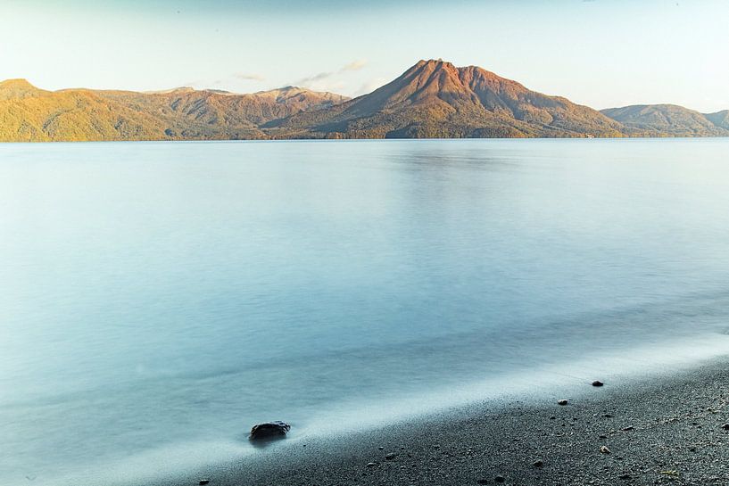 Lake Shikotsu, vulkanisch bergmeer, en Mount Eniwa in Japan van Hidde Hageman