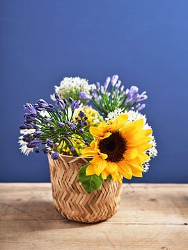 Korb mit Blumen I Sonnenblume von Martijn Hoogendoorn