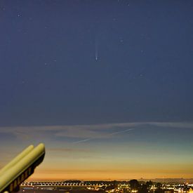 Komeet Neowise boven de Waal in avondlicht. van Machiel Zwarts