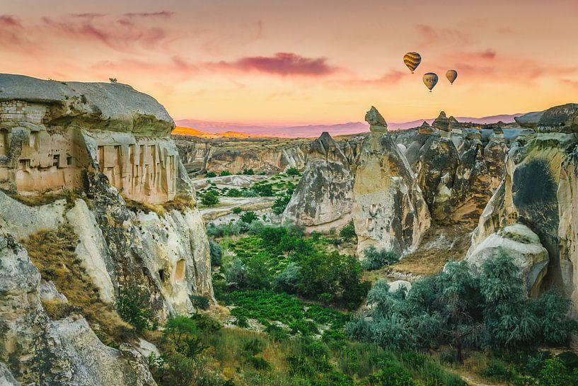 Cappadocian sunrise van Erik de Boer