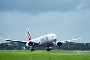 Le Boeing 777 de la compagnie aérienne Emirates atterrit à l'aéroport de Schiphol