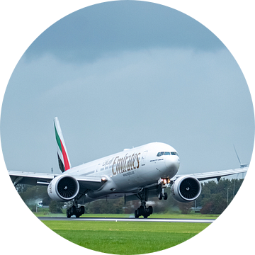 Boeing 777 van Emirates Airline landt op Schiphol