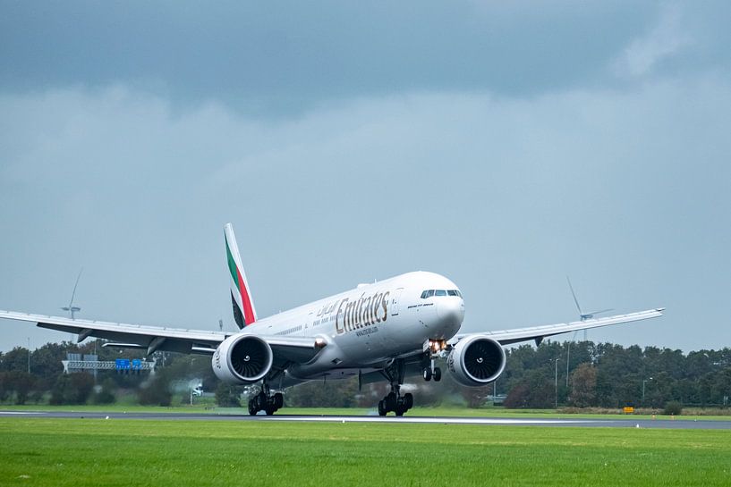 Boeing 777 der Emirates Airline bei der Landung auf dem Flughafen Schiphol von Sjoerd van der Wal Fotografie