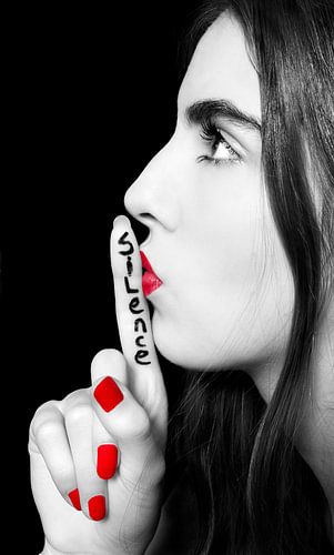 Jonge vrouw vraagt om stilte