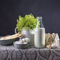 Stilleven fles melk, eieren, asperges, knoflook