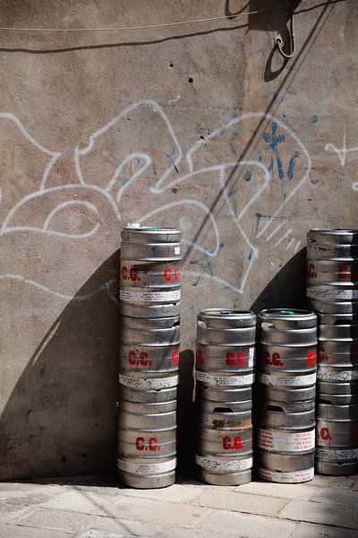 Echtes Stillleben von Bierfässern in der Sonne in Venedig von Lilian Bisschop