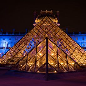 Louvre-Museum bei Nacht, Paris. von Bart van der Heijden