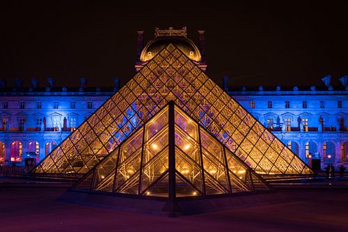 Louvre museum at night, Parijs.