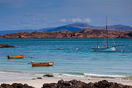 Strand auf der Insel Iona, Sound of Mull mit Blick auf die Insel Mull von Arch White