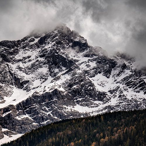 Eeuwig ijs in de mist: ruig Alpenmassief