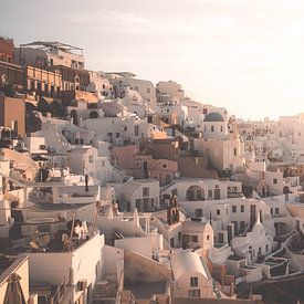Golden hour in Oia, Santorini, Greece by Tes Kuilboer
