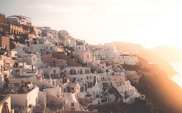 Gouden uur in Oia, Santorini, Griekenland van Tes Kuilboer