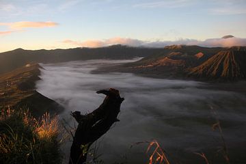 Zonsopkomst bij vulkaan Bromo op Java, Indonesïe van Linda Baart | lindabaartkunst
