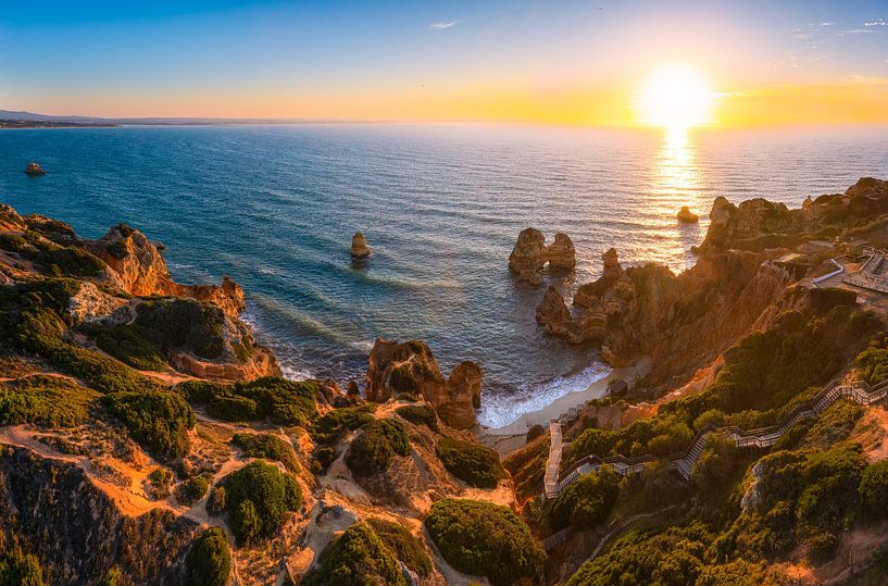 Praia do Camilo in de Algarve bij zonsopgang van Raphotography