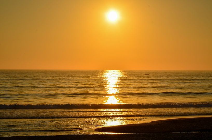 Sunset by the sea by LuCreator