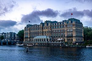 Amstelhotel in zwaar weer (Amsterdam) van Maxwell Pels