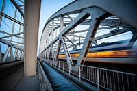 Een Sprinter trein op de spoorbrug tussen Weesp en Diemen