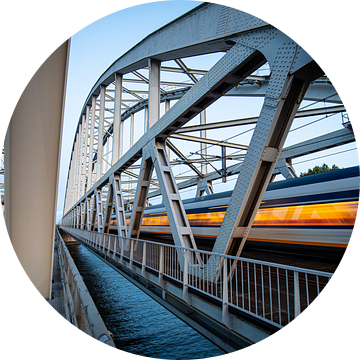 Een Sprinter trein op de spoorbrug tussen Weesp en Diemen van Stefan Verkerk