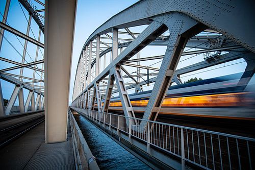 Een Sprinter trein op de spoorbrug tussen Weesp en Diemen