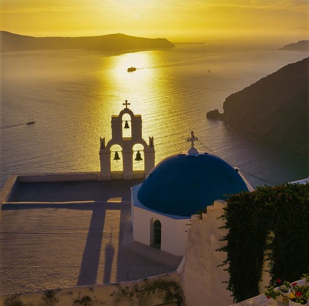 Dôme bleu de l'église, coucher de soleil, Fira, Santorin, Grèce par Rene van der Meer